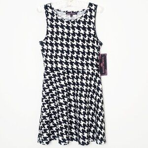 Almost Famous Dress in White & Black / Juniors  (New with Tag)